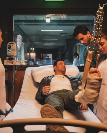 شاهد .. مصطفى قمر يقلق متابعيه بعد نشر صوره مكسور الرجل - بالصور