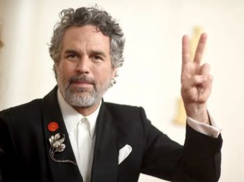 شاهد .. نجوم عالميون يضعون دبابيس حمراء على صدورهم في حفل الأوسكار لهذا السبب- بالصور