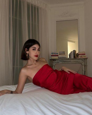 شاهد .. بالصور- نور عريضة تسحر العيون بالأحمر