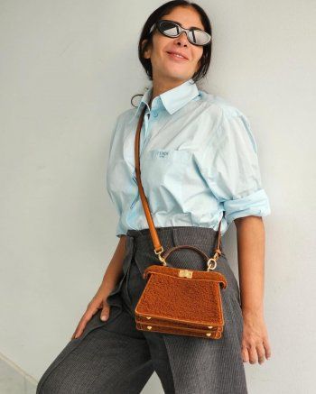 شاهد .. منى زكي تتألق بإطلالة رائعة.. وهذا سعر حقيبتها