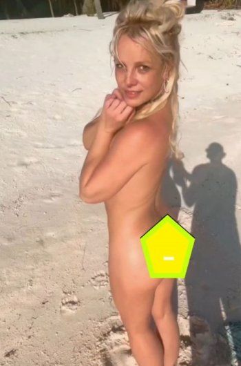 شاهد .. بريتني سبيرز من دون أي ملابس على الشاطئ وتمنع التعليقات-بالصورة