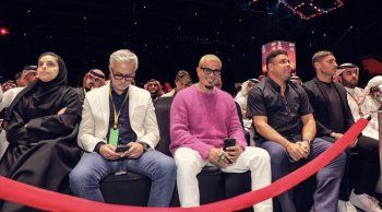 شاهد .. عمرو دياب يلتقي بـ جوزيه مورينيو ورونالدو دي ليما وفرانشيسكو توتي في السعودية - بالصورة