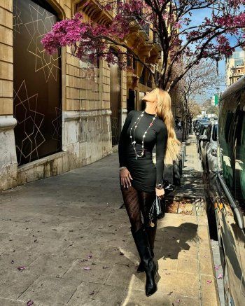 شاهد .. بالصور- ساندرا رزق تستعرض رشاقتها بفسات أسود رائع