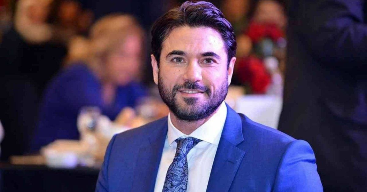 شاهد .. أحمد عز يروي تفاصيل مرض والدته والفوبيا التي يعاني منها