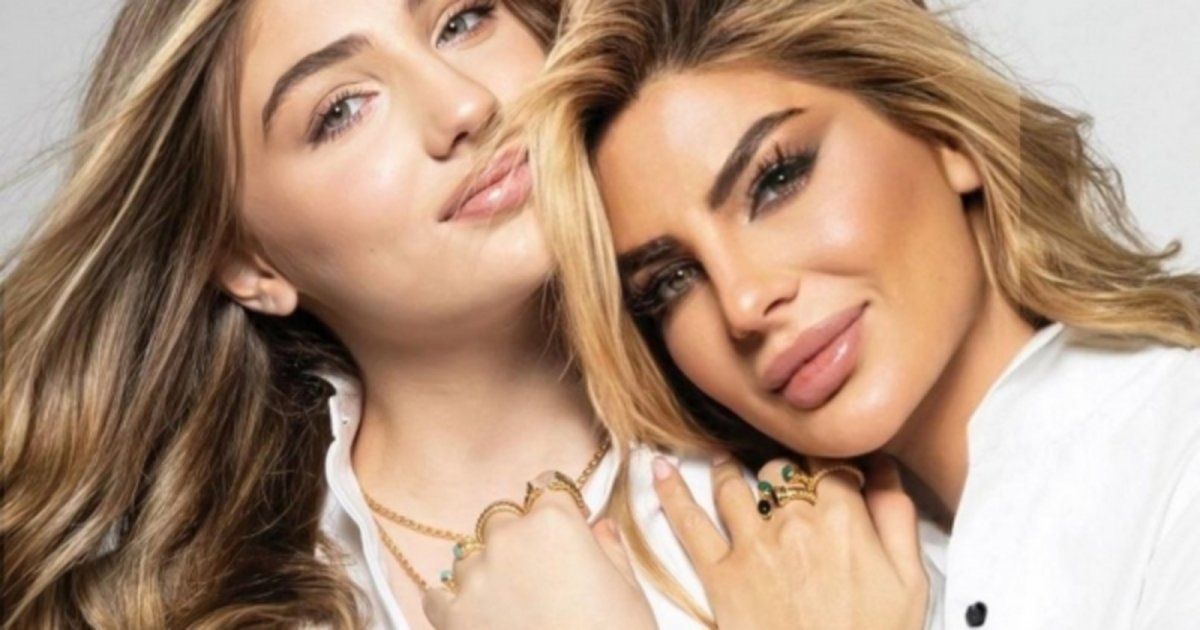 شاهد .. بالصور- ساندرا رزق تتألق بإطلالة رمضانية مميزة مع إبنتها نور.. وهذا سعر حقيبة يد الأخيرة