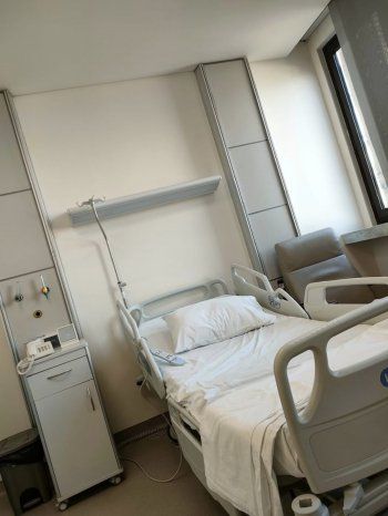 شاهد .. فريدة سيف النصر تنقل بشكل طارئ إلى إحدى مستشفيات لبنان-بالصور