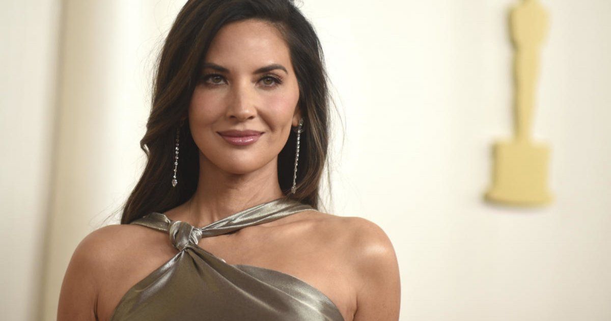 شاهد .. نجمة فيلم "X-Men" أوليفيا مان تكشف عن معركتها مع سرطان الثدي - بالصور والفيديو