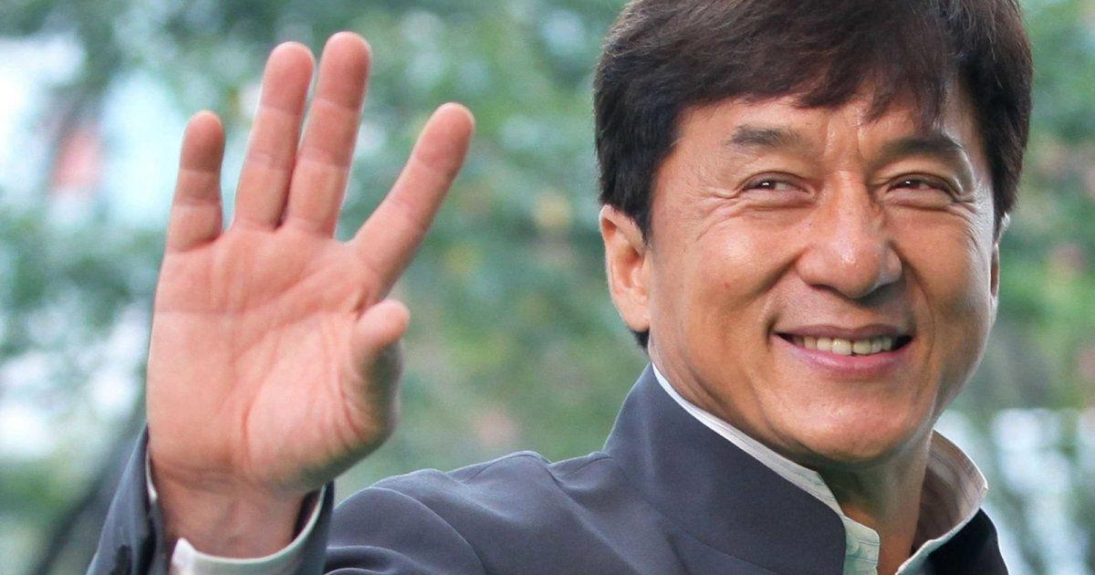 شاهد .. جاكي شان في أحدث ظهور له .. علامات التقدم في السن تظهر عليه والشيب يغزو شعره بالكامل- بالصورة