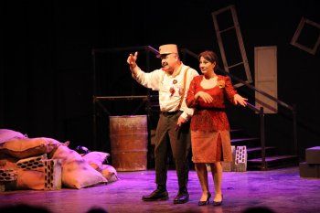 شاهد .. خاص - مسرحية " بيك نيك عخطوط التماس " أعادت إخراجها جوليا قصار وأوصلت عمل ريمون جبارة بإتقان