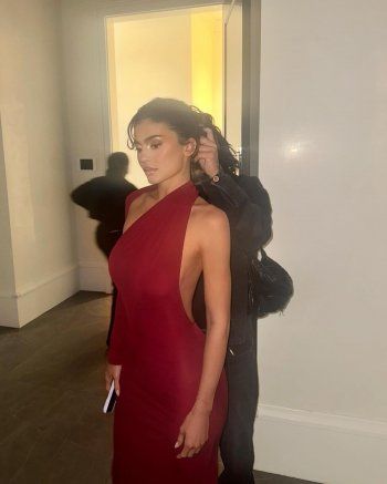 شاهد .. بفستان أحمر ضيق مكشوف الظهر..كايلي جينر تستعرض رشاقة جسمها