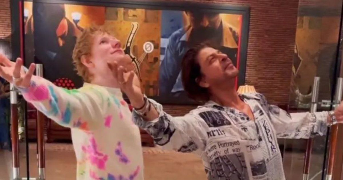 شاهد .. إيد شيران يرقص مع شاروخان في الهند مع عناق وقبلة ويعلق :"ننشر الحب"-بالفيديو