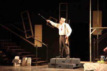 شاهد .. خاص - مسرحية " بيك نيك عخطوط التماس " أعادت إخراجها جوليا قصار وأوصلت عمل ريمون جبارة بإتقان