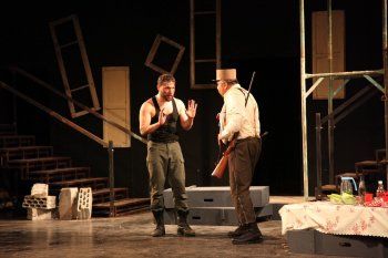 شاهد .. خاص - مسرحية " بيك نيك عخطوط التماس " أعادت إخراجها جوليا قصار وأوصلت عمل ريمون جبارة بإتقان