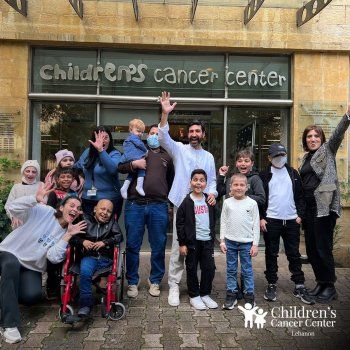 شاهد .. وسام صباغ في زيارة إلى مركز سرطان الأطفال .. بالصورة