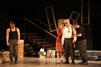 شاهد .. خاص - مسرحية " بيك نيك عخطوط التماس " أعادت إخراجها جوليا قصار وأوصلت عمل ريمون جبارة بإتقان