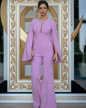 شاهد .. إطلالة أنابيلا هلال بجمبسوت زهري تحبس الأنفاس