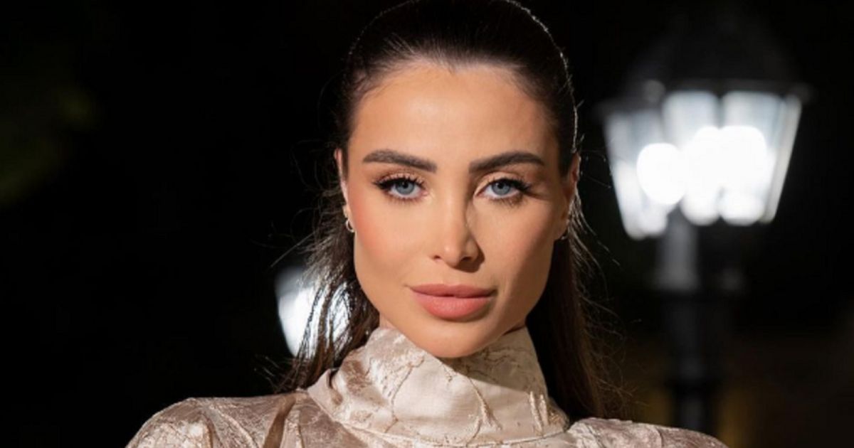 شاهد .. إطلالة أنابيلا هلال بجمبسوت زهري تحبس الأنفاس