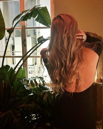 شاهد .. بالصور- ساندرا رزق تبهر المتابعين بجمالها بفستان أسود مكشوف الظهر