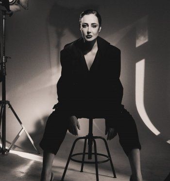 شاهد .. بالأبيض و الأسود..حلا شيحة تستعرض أنوثتها بإكلالة رائعة