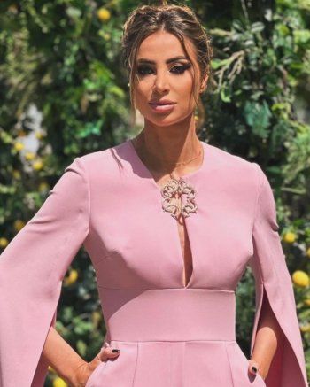 شاهد .. إطلالة أنابيلا هلال بجمبسوت زهري تحبس الأنفاس