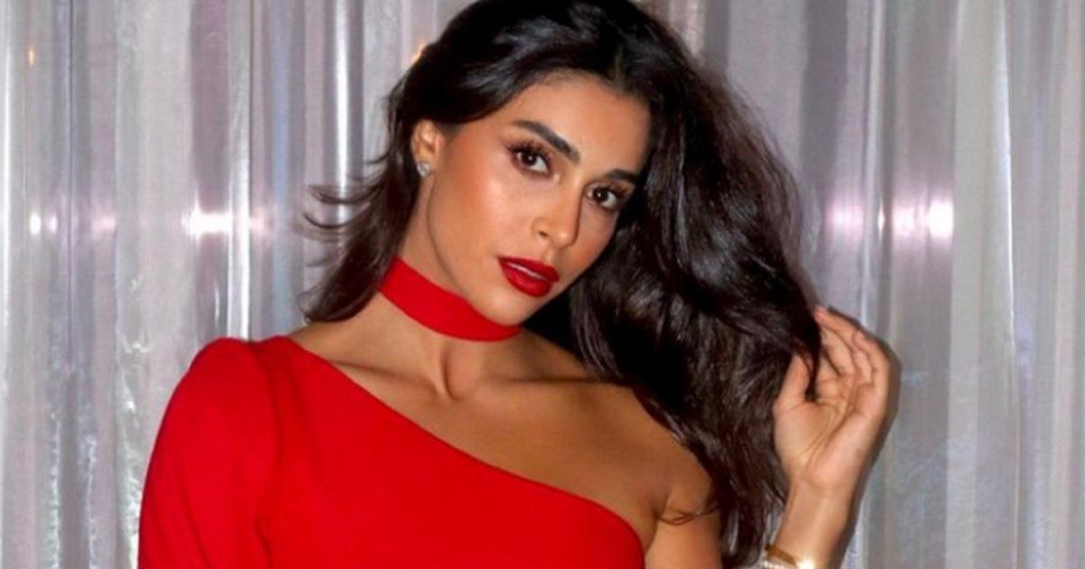 شاهد .. من داخر الطائرة..ياسمينا زيتون تتألق بإطلالة رائعة في طريقها إلى لبنان