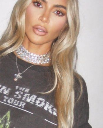 شاهد .. بالجلد الأسود..كيم كارداشيان تسحر الجمهور بإطلالة رائعة