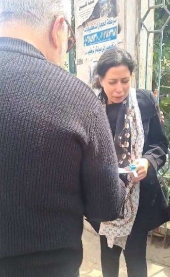 شاهد .. إبنة فاروق عيطة تنهار بكاءً أثناء تشييع والدها الراحل - بالصورة