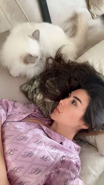 شاهد .. ياسمين صبري تخطف القلوب بهذه الصورة مع قطتها الأليفة