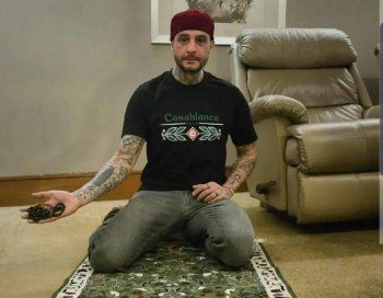 شاهد .. حاملا سبحة والده.. أحمد الفيشاوي يستعرض طقوسه الرمضانية-بالصور