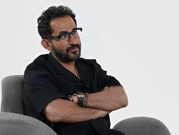 أحمد حلمي يكشف عن أول حب في حياته وقصة خواتمه الثلاثة