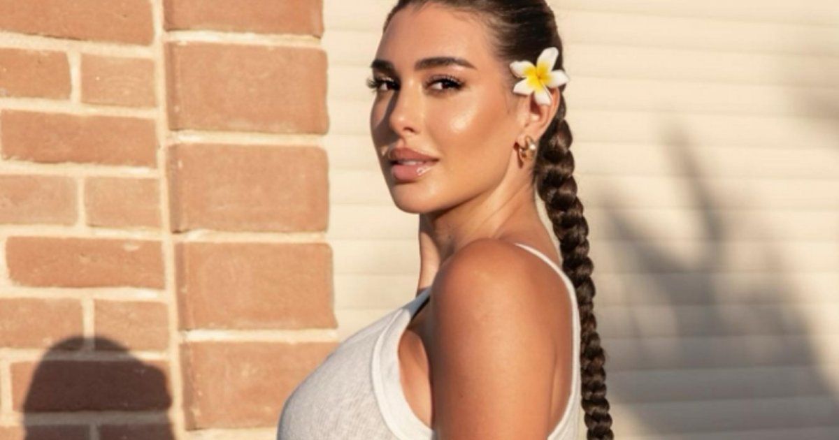 شاهد .. ياسمين صبري تخطف القلوب بهذه الصورة مع قطتها الأليفة