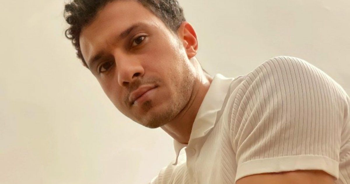 شاهد .. عصام عمر يلبي دعوة أحد معجبيه على الإفطار