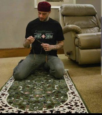 شاهد .. حاملا سبحة والده.. أحمد الفيشاوي يستعرض طقوسه الرمضانية-بالصور