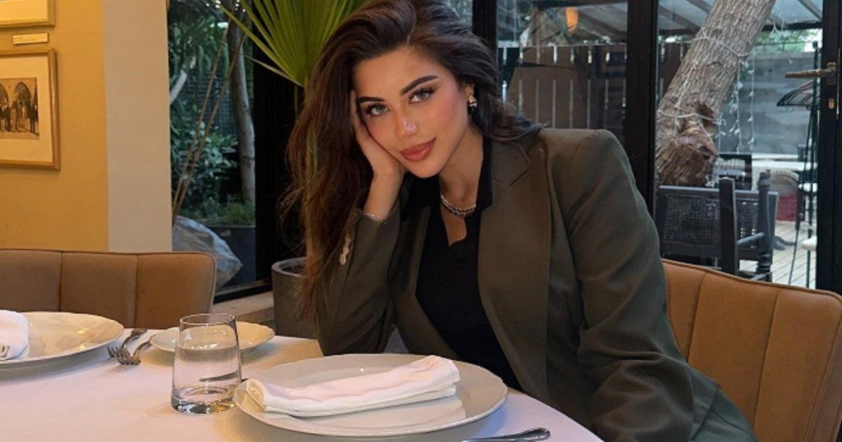 شاهد .. يارا السكري تتألق بجمالها بإطلالة أميرات.. وسعر حقيبة يدها المرتفع سيفاجؤكم