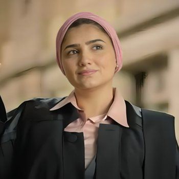 شاهد .. لوك مي عمر في "نعمة الأفوكاتو" يتصدر الترند.. يختلف بشكل كبير عن إطلالاتها اليومية