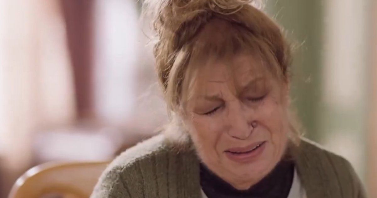 شاهد .. منى واصف تبكي بحرقة : يلعن أبوها.. تعبنا يا ربي تعبنا - بالفيديو