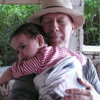 شاهد .. بروس ويليس يحتفل بعيد ميلاده مع زوجته وطليقته