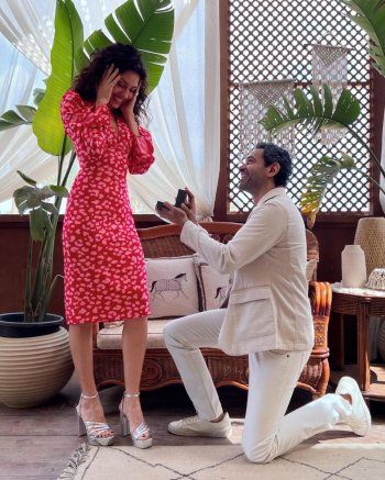 شاهد .. صدقي صخر يطلب يد جيهان الشماشرجي للزواج-بالصورة