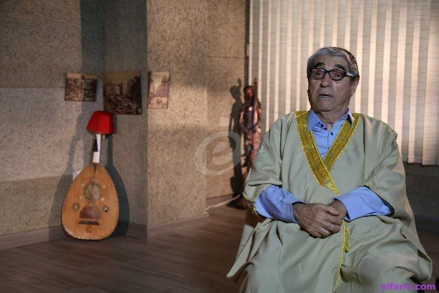 شاهد .. خاص وبالفيديو- صلاح تيزاني "أبو سليم" يقف أمام العلم اللبناني القديم وهذا ما قاله عن الإنتداب الفرنسي