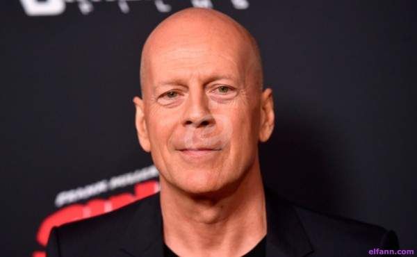 شاهد .. بروس ويليس يحتفل بعيد ميلاده مع زوجته وطليقته