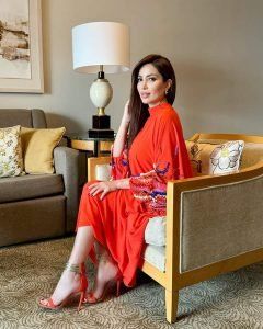 من على الكنبة..  نسرين طافش بإطلالة ساحرة على إنستجرام