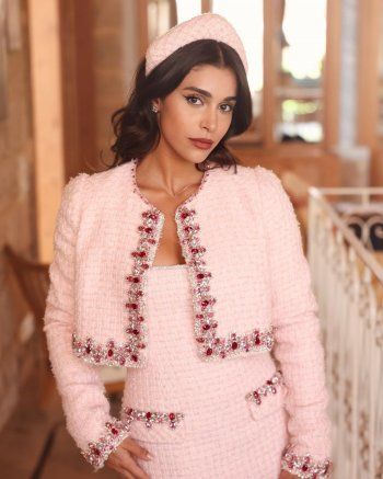 شاهد .. ياسمينا زيتون تبهر الأنظار بإطلالة ذات طابع فرنسي ومن توقيع لبناني