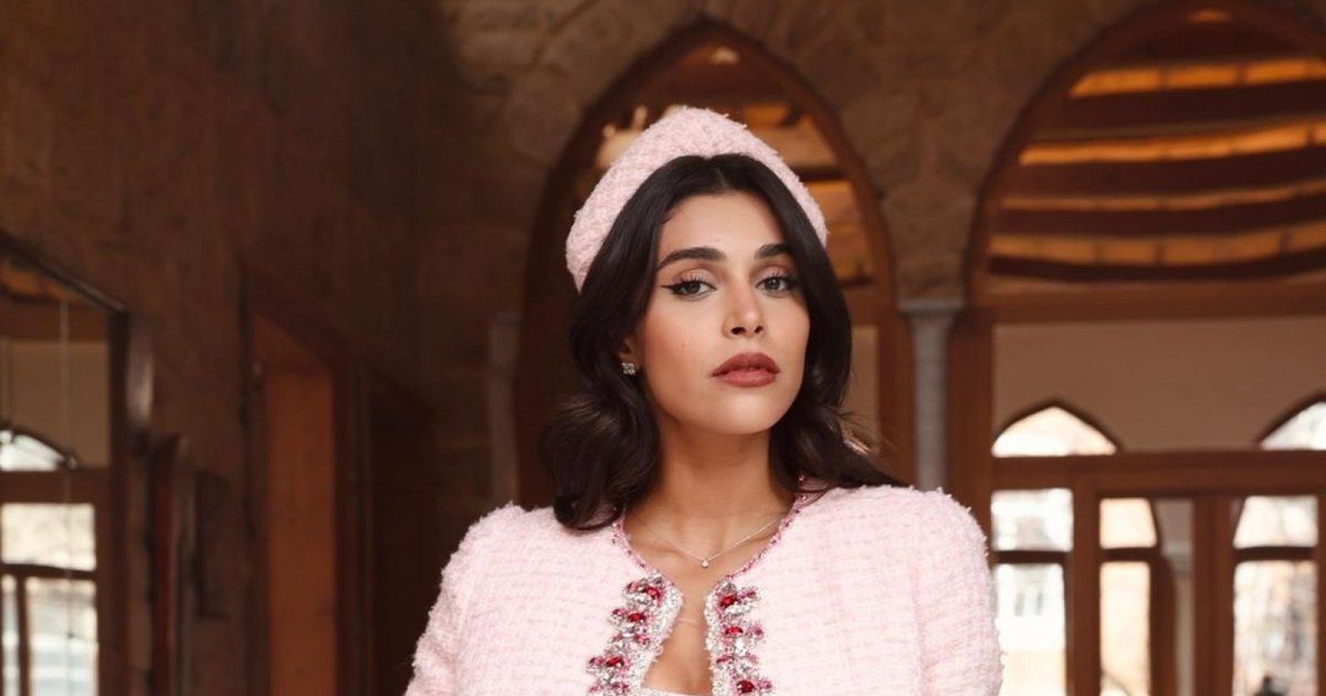 شاهد .. ياسمينا زيتون تبهر الأنظار بإطلالة ذات طابع فرنسي ومن توقيع لبناني