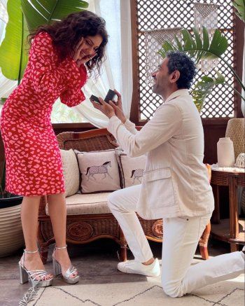 شاهد .. صدقي صخر يطلب يد جيهان الشماشرجي للزواج-بالصورة