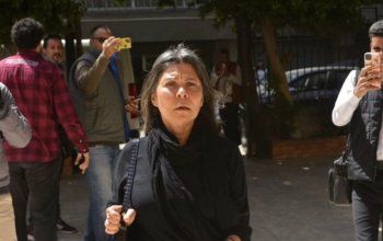 شاهد .. رانيا فريد شوقي تنهار بالبكاء في وداع والدتها وشهيرة ومحمد رياض وغيرهم يواسونها-بالصور