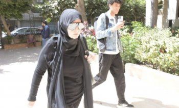 شاهد .. رانيا فريد شوقي تنهار بالبكاء في وداع والدتها وشهيرة ومحمد رياض وغيرهم يواسونها-بالصور