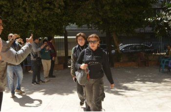 شاهد .. رانيا فريد شوقي تنهار بالبكاء في وداع والدتها وشهيرة ومحمد رياض وغيرهم يواسونها-بالصور