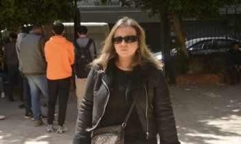 شاهد .. رانيا فريد شوقي تنهار بالبكاء في وداع والدتها وشهيرة ومحمد رياض وغيرهم يواسونها-بالصور