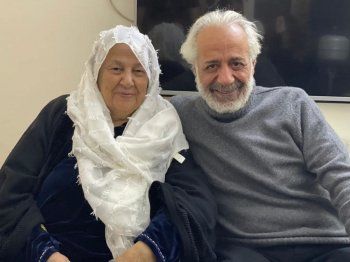 شاهد .. أيمن زيدان في صورة نادرة مع والدته وهكذا عبر لها عن محبته