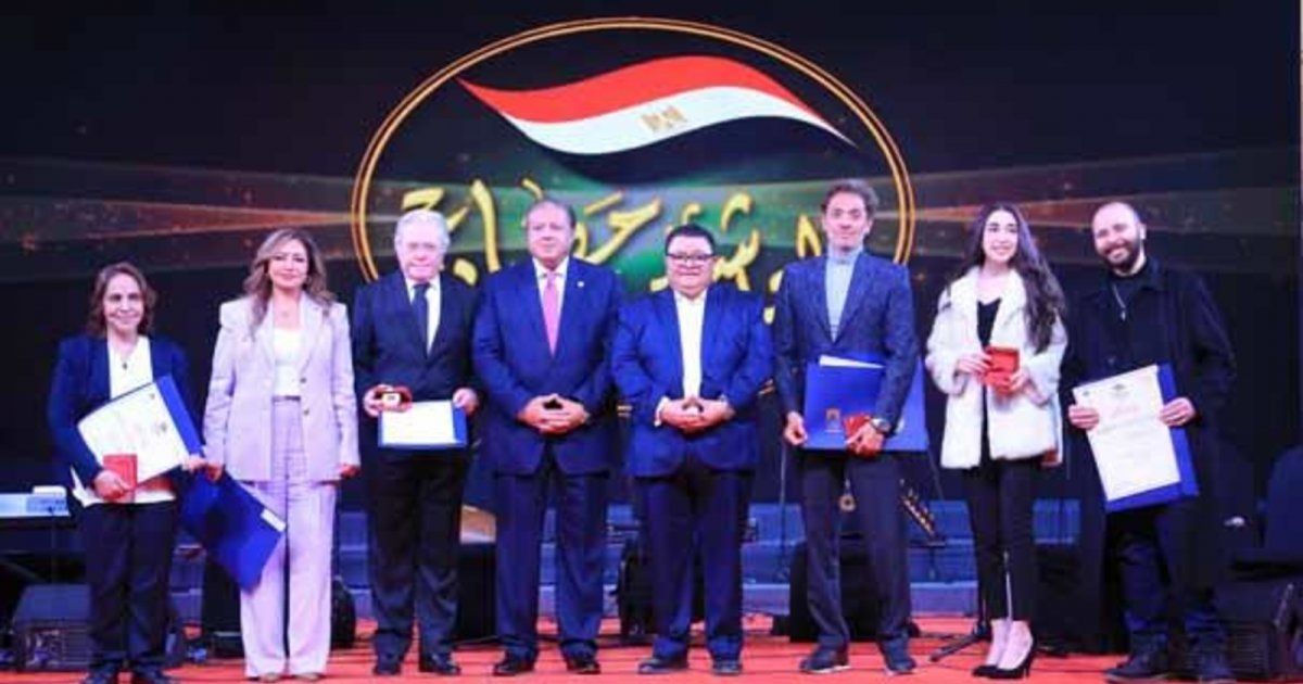 شاهد .. حسين فهمي وليلى علوي وعفاف راضي وغيرهم مكرّمون من هيئة الإنتاج الثقافي-بالصور